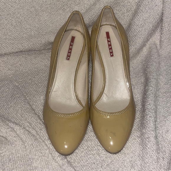 Yellow authentic Prada Patent leather pumps, size 36 1/2 - Picture 1 of 9